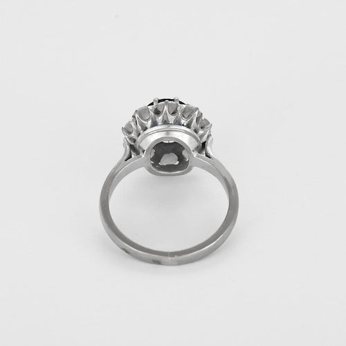 Bague 49 Bague marguerite en or gris, saphir et diamants 58 Facettes B260338