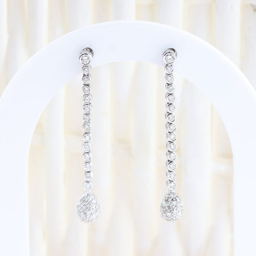 Boucles d'oreilles Boucles d'oreilles pendantes en or blanc 18K et diamants 58 Facettes D-66611