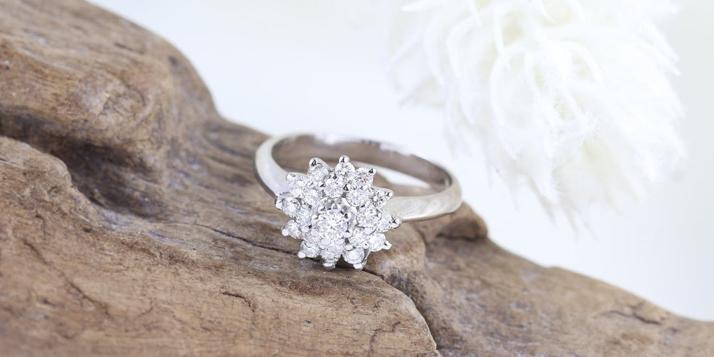 Bague 54 Bague marguerite en or blanc 18K et diamants 58 Facettes D-66599