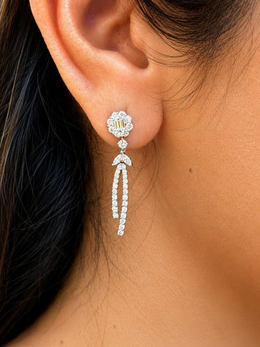 Boucles d'oreilles Boucles d’oreilles fleurs en or blanc et diamants 58 Facettes Fl