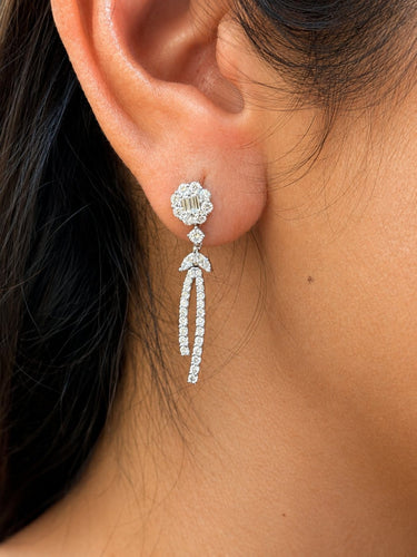 Boucles d'oreilles Boucles d’oreilles fleurs en or blanc et diamants 58 Facettes Fl