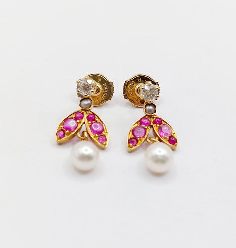 Boucles d'oreilles Puces d'oreilles vintage en or 18K, diamants, rubis et perles 58 Facettes A07361