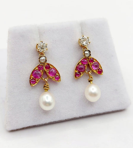 Boucles d'oreilles Puces d'oreilles vintage en or 18K, diamants, rubis et perles 58 Facettes A07361