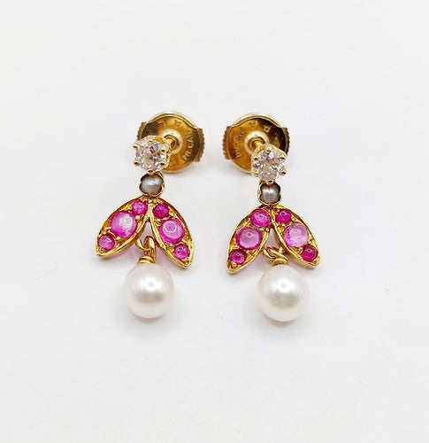 Boucles d'oreilles Puces d'oreilles vintage en or 18K, diamants, rubis et perles 58 Facettes A07361