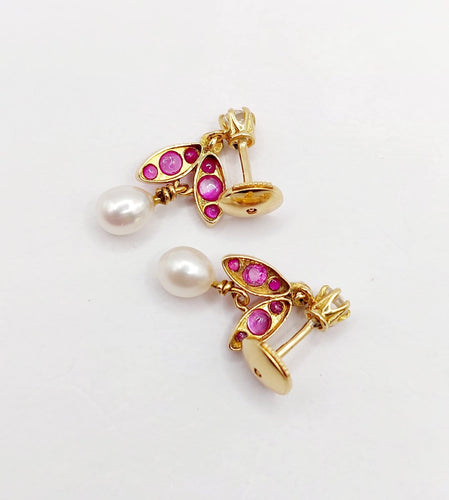 Boucles d'oreilles Puces d'oreilles vintage en or 18K, diamants, rubis et perles 58 Facettes A07361