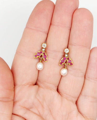 Boucles d'oreilles Puces d'oreilles vintage en or 18K, diamants, rubis et perles 58 Facettes A07361