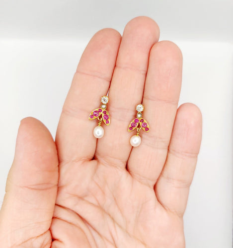 Boucles d'oreilles Puces d'oreilles vintage en or 18K, diamants, rubis et perles 58 Facettes A07361