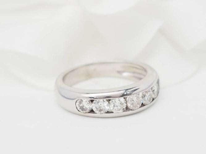 Bague 52.5 Demi-alliance - Bague en or blanc et diamants 58 Facettes 33105