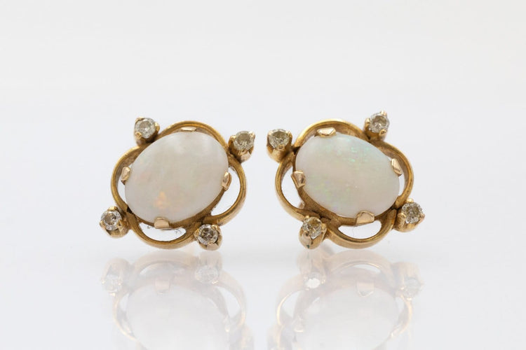 Boucles d'oreilles Boucles d'oreilles anciennes en or jaune, opales et diamants 58 Facettes 12384