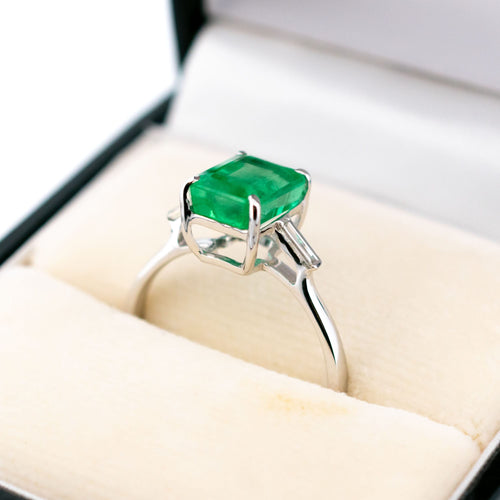Bague 52.5 Bague solitaire en or blanc 14K, émeraude et diamants baguette 58 Facettes 9456581619514AB0AA9CA930A9609758