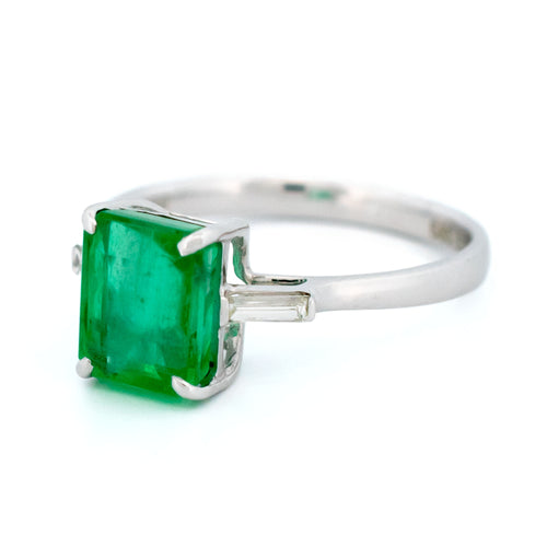 Bague 52.5 Bague solitaire en or blanc 14K, émeraude et diamants baguette 58 Facettes 9456581619514AB0AA9CA930A9609758