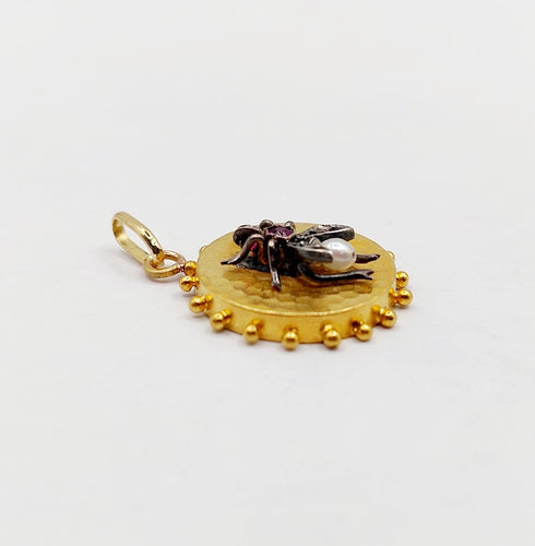 Pendentif Pendentif abeille ancien en or 18k, argent, rubis, perle et diamants 58 Facettes A07285
