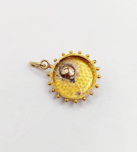 Pendentif Pendentif abeille ancien en or 18k, argent, rubis, perle et diamants 58 Facettes A07285