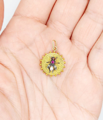 Pendentif Pendentif abeille ancien en or 18k, argent, rubis, perle et diamants 58 Facettes A07285