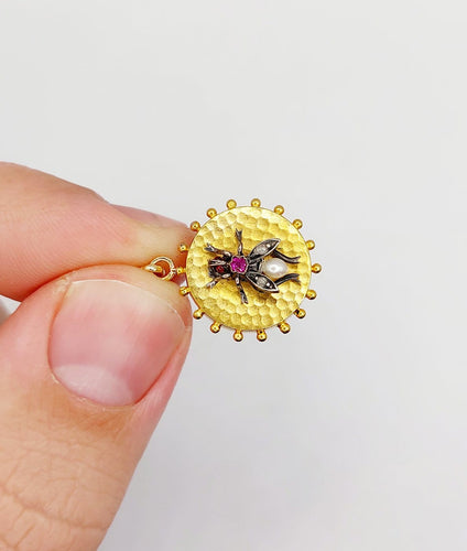 Pendentif Pendentif abeille ancien en or 18k, argent, rubis, perle et diamants 58 Facettes A07285