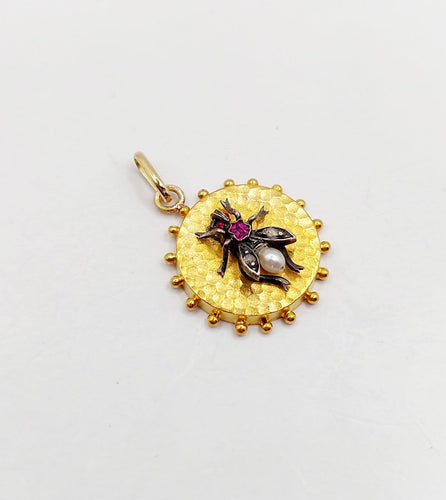 Pendentif Pendentif abeille ancien en or 18k, argent, rubis, perle et diamants 58 Facettes A07285