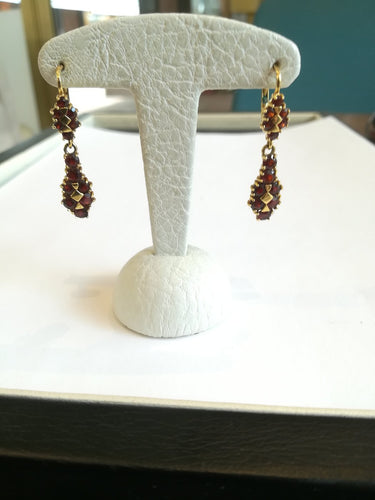 Boucles d'oreilles Boucles d'oreilles girandoles en or jaune et grenats 58 Facettes BO  001