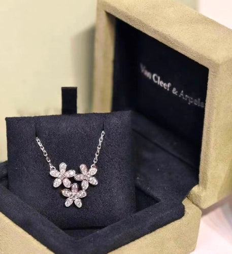 Pendentif Van Cleef Arpels - Pendentif Socrate 3 fleurs en or blanc et diamants 58 Facettes jnci84