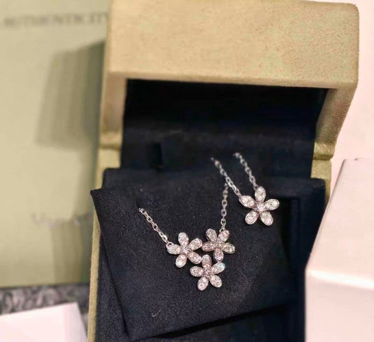 Pendentif Van Cleef Arpels - Pendentif Socrate 3 fleurs en or blanc et diamants 58 Facettes jnci84