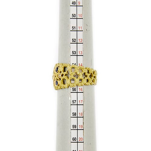 Bague 56 Bague ajourée en or jaune avec rubis, émeraudes, saphirs et diamants 58 Facettes 40254
