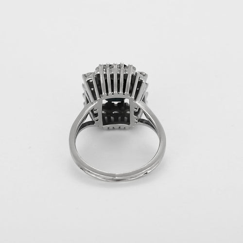 Bague 52 Bague marguerite en or blanc, saphir et diamants 58 Facettes B260316