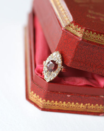 Bague 52 Bague marquise ancienne en or rose, spinelle rouge et diamants 58 Facettes