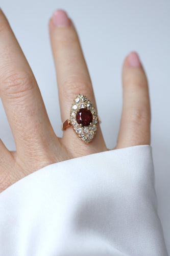 Bague 52 Bague marquise ancienne en or rose, spinelle rouge et diamants 58 Facettes