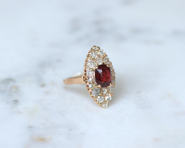 Bague 52 Bague marquise ancienne en or rose, spinelle rouge et diamants 58 Facettes