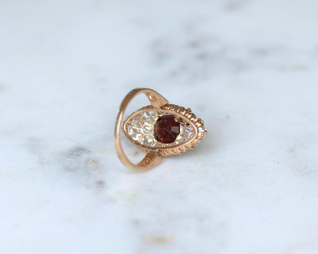 Bague 52 Bague marquise ancienne en or rose, spinelle rouge et diamants 58 Facettes