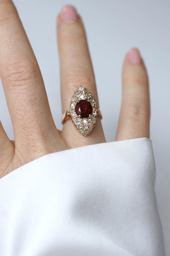 Bague 52 Bague marquise ancienne en or rose, spinelle rouge et diamants 58 Facettes