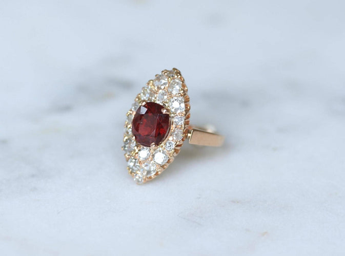 Bague 52 Bague marquise ancienne en or rose, spinelle rouge et diamants 58 Facettes