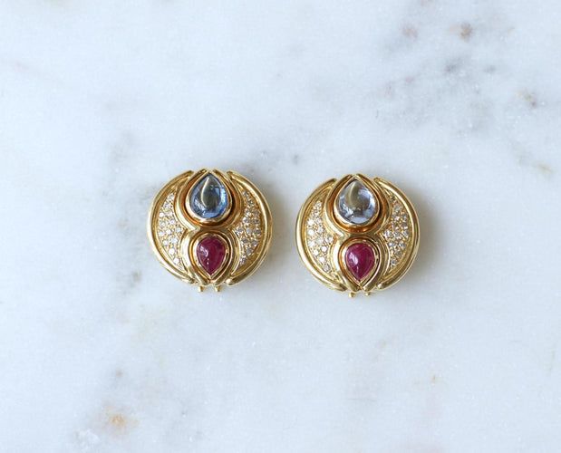Boucles d'oreilles Boucles d'oreilles en or jaune, saphirs, rubis et diamants 58 Facettes