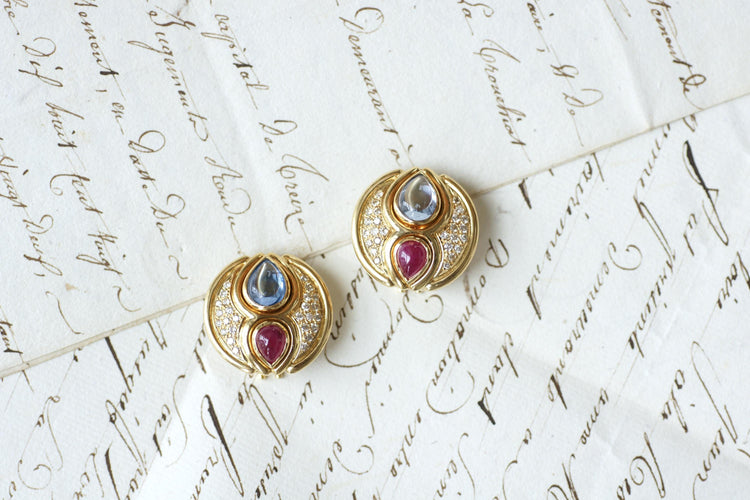 Boucles d'oreilles Boucles d'oreilles en or jaune, saphirs, rubis et diamants 58 Facettes
