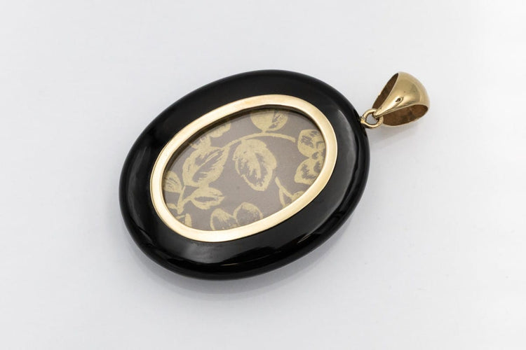 Pendentif Médaillon ancien en onyx, or jaune, argent, rubis, émeraudes et perles 58 Facettes 12234