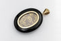 Pendentif Médaillon ancien en onyx, or jaune, argent, rubis, émeraudes et perles 58 Facettes 12234