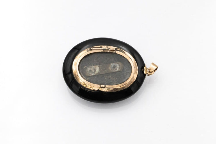 Pendentif Médaillon sentimental ancien en onyx à motif floral 58 Facettes 12233