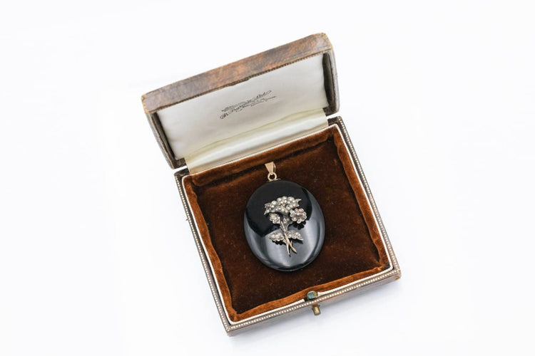 Pendentif Médaillon sentimental ancien en onyx à motif floral 58 Facettes 12233