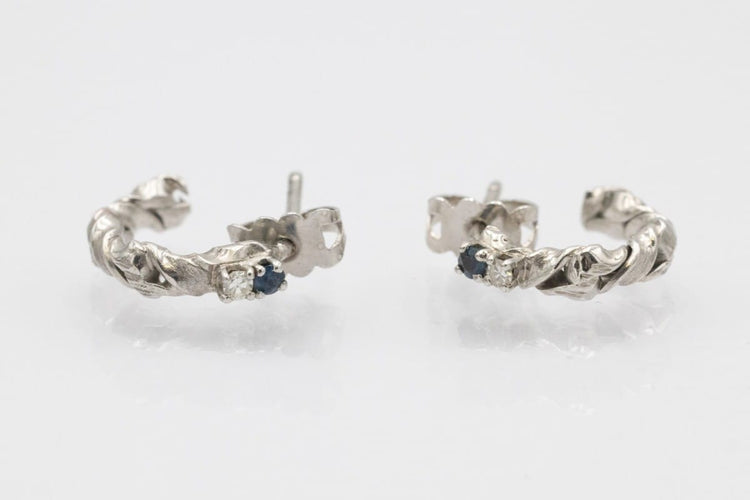 Boucles d'oreilles Boucles d'oreilles semi-circulaires en or jaune, saphirs et diamants 58 Facettes 12231