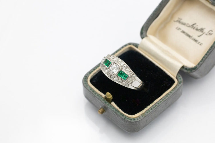 Bague 58 Chevalière - Bague en platine, diamants et émeraudes 58 Facettes 12230