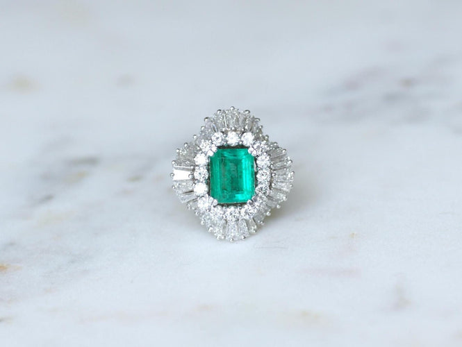 Bague 51 Jupe - Bague en or blanc avec émeraude colombienne et diamants 58 Facettes