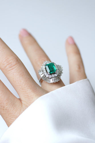 Bague 51 Jupe - Bague en or blanc, émeraude colombienne et diamants 58 Facettes