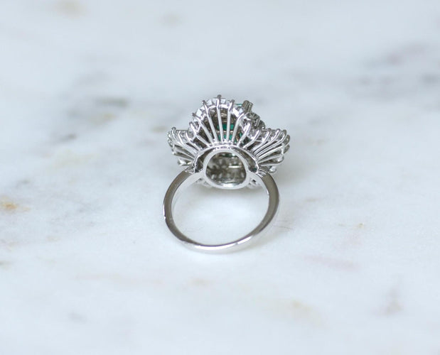 Bague 51 Jupe - Bague en or blanc, émeraude colombienne et diamants 58 Facettes