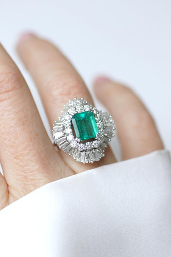 Bague 51 Jupe - Bague en or blanc avec émeraude colombienne et diamants 58 Facettes