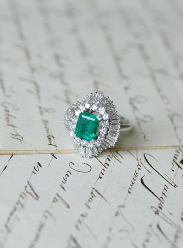 Bague 51 Jupe - Bague en or blanc, émeraude colombienne et diamants 58 Facettes