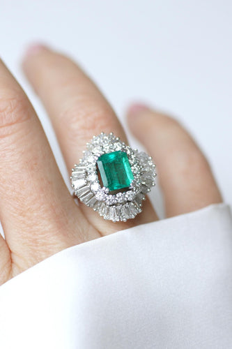 Bague 51 Jupe - Bague en or blanc, émeraude colombienne et diamants 58 Facettes