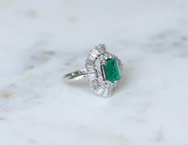 Bague 51 Jupe - Bague en or blanc avec émeraude colombienne et diamants 58 Facettes