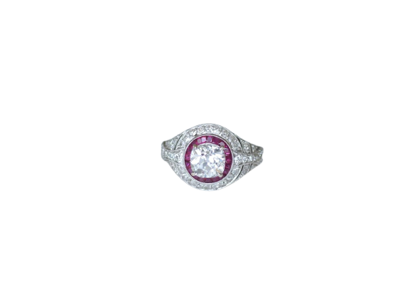Bague 52 Bague dôme Art déco en platine, diamant coussin et rubis 58 Facettes