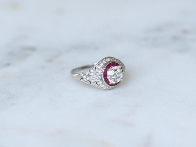Bague 52 Bague dôme Art déco en platine, diamant coussin et rubis 58 Facettes
