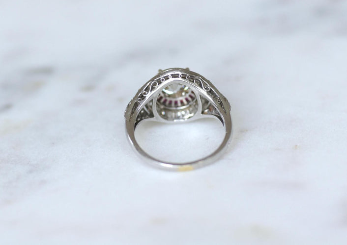 Bague 52 Bague dôme Art déco en platine, diamant coussin et rubis 58 Facettes