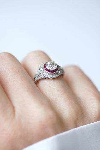 Bague 52 Bague dôme Art déco en platine, diamant coussin et rubis 58 Facettes